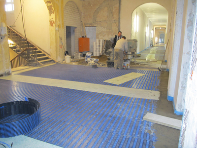 Fußbodenheizung im Eingangsbereich: Kapillarrohrmatten vor dem Vergießen.